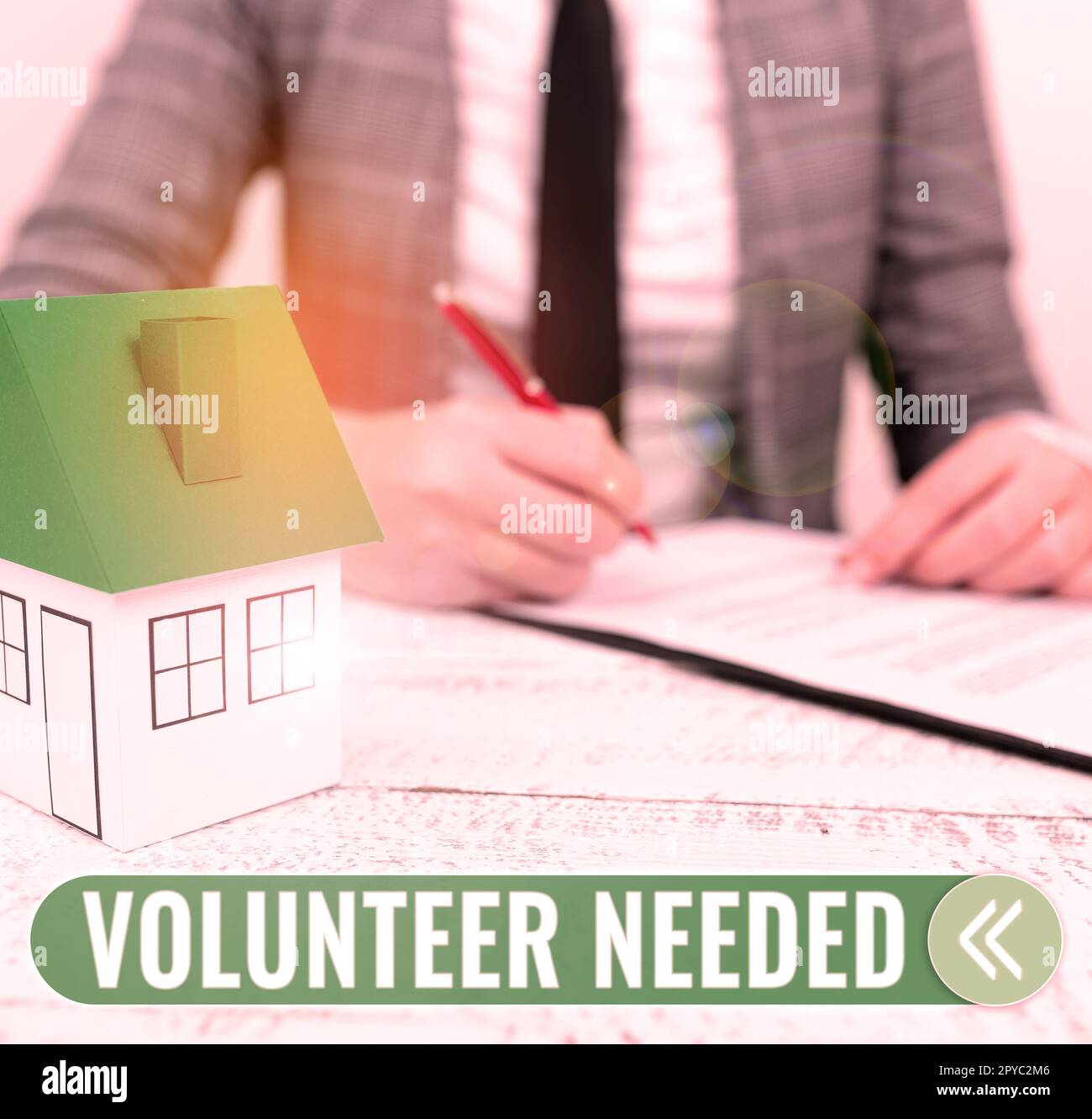 Schild mit der Aufschrift „Freiwilliger benötigt“. Konzeptfoto auf der Suche nach einem Helfer, der Aufgaben ohne Bezahlung oder Vergütung erledigt Stockfoto