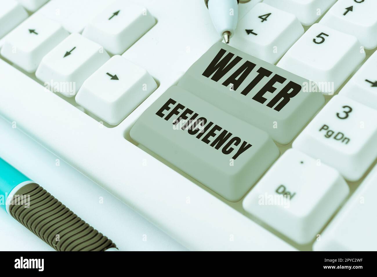 Konzeptionelle Überschrift Wassereffizienz. Ein Wort auf reduziert Wasserverschwendung, indem die erforderliche Wassermenge gemessen wird Stockfoto