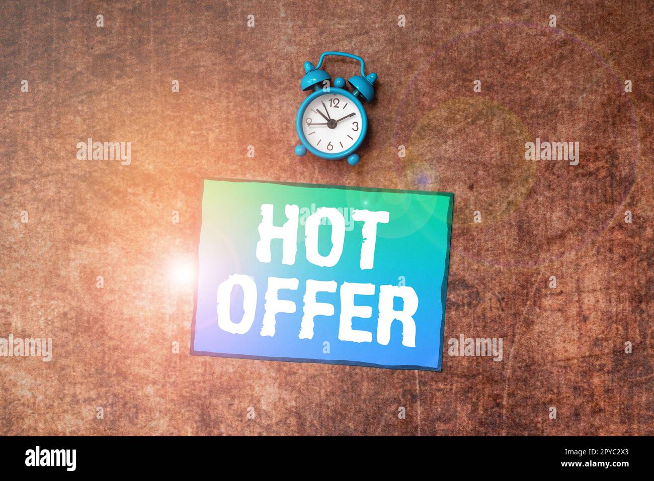 Schild mit „Hot Offer“. Produkte oder Programme für den Geschäftsansatz, die zu reduzierten Preisen oder Tarifen angeboten werden Stockfoto