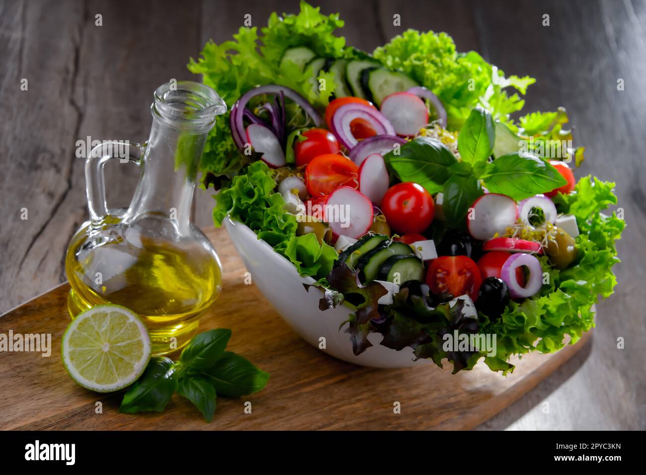 Komposition mit einer Gemüsesalatschüssel Stockfoto