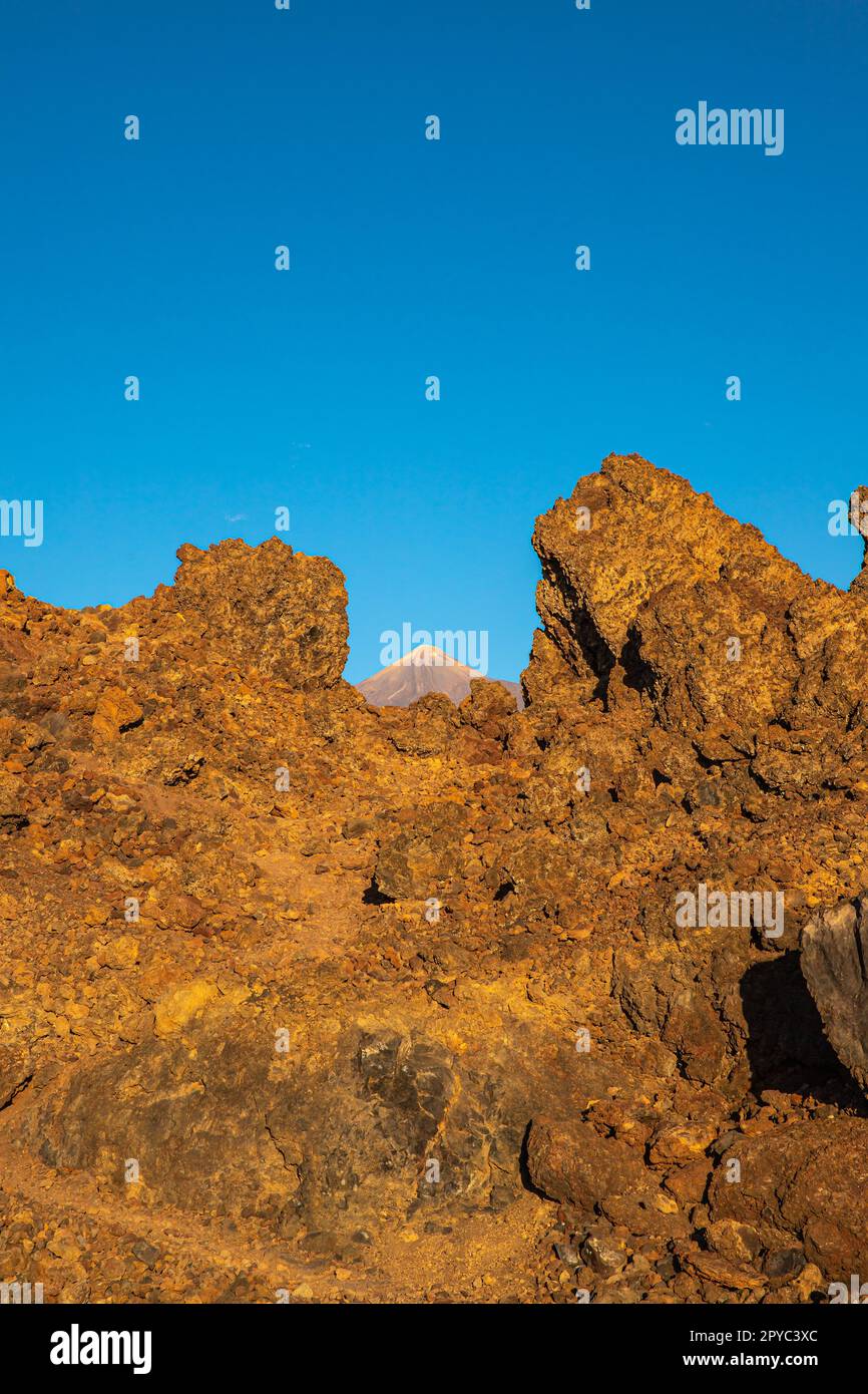 Teide umrahmt von 2 vulkanischen Felsen am Mirador de los Poleos Stockfoto