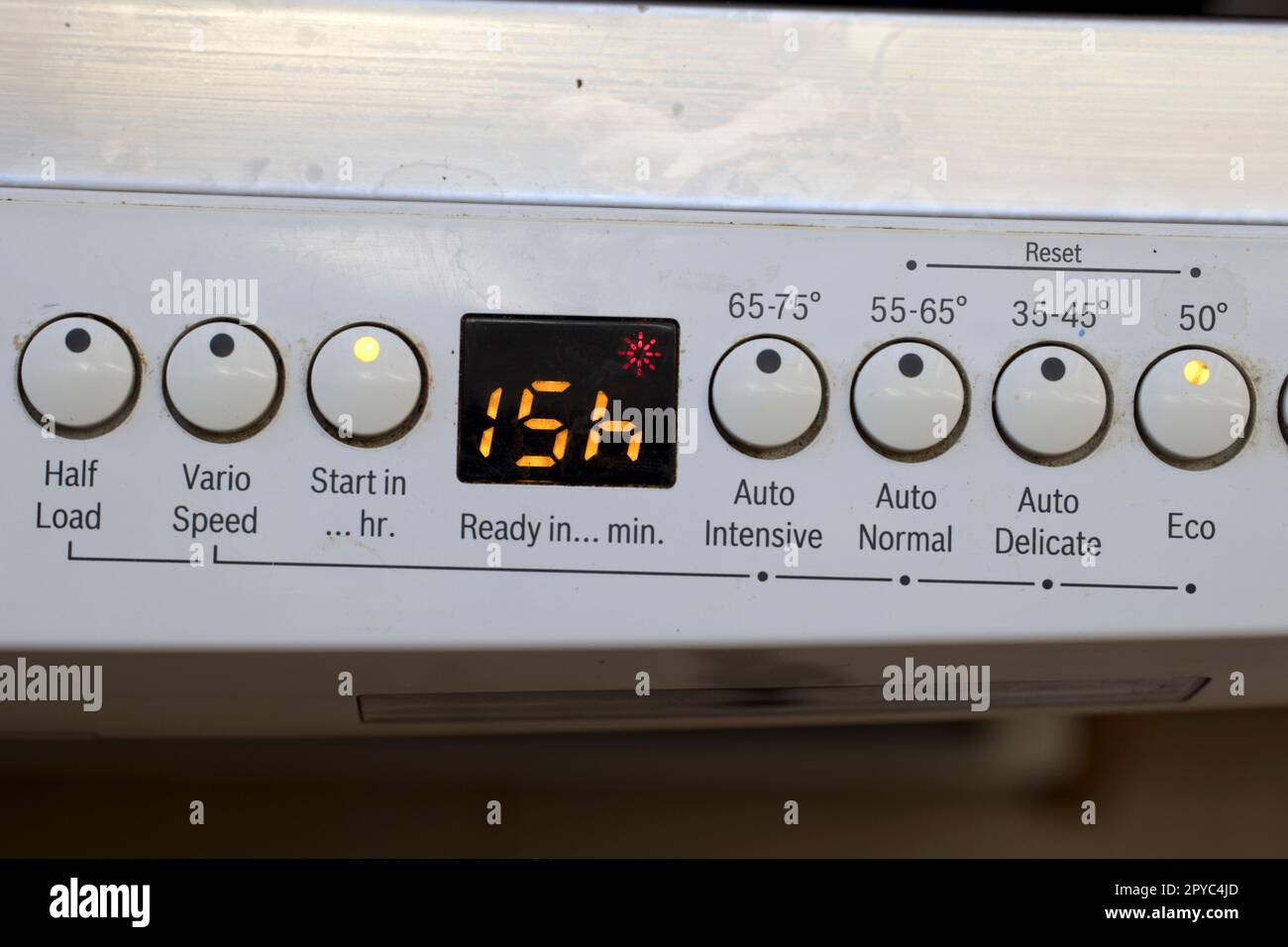 Informationstafel am Bosch Geschirrspüler zeigt eine Verzögerung von 15hr ms an, damit der Geschirrspüler über Nacht kostengünstig mit Strom arbeiten kann Stockfoto