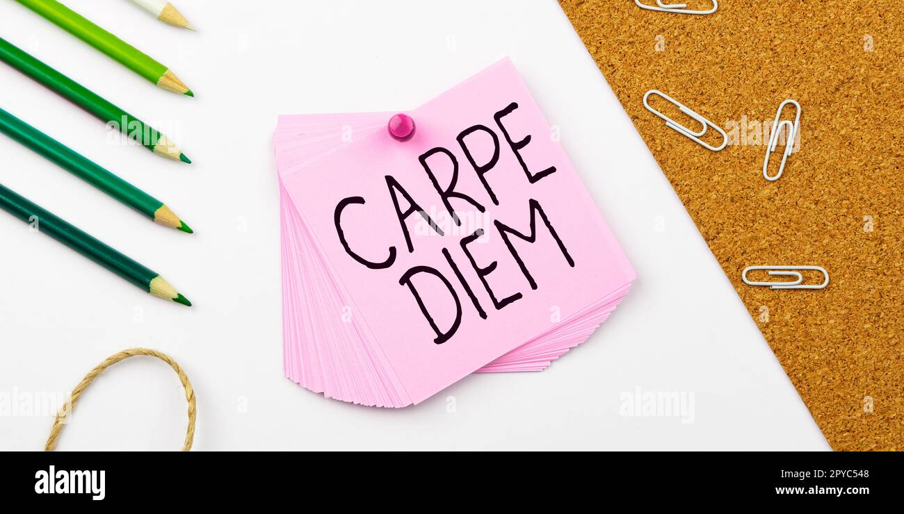 Textunterschrift mit Carpe Diem. Ein Wort, das auf einem öffentlichen Fest geschrieben wurde, auf dem die Leute Musik und Tanz spielen Stockfoto