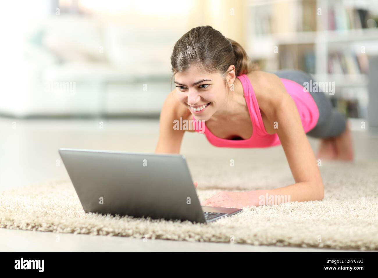 Teenager, die zu Hause Online-Übungen machen Stockfoto