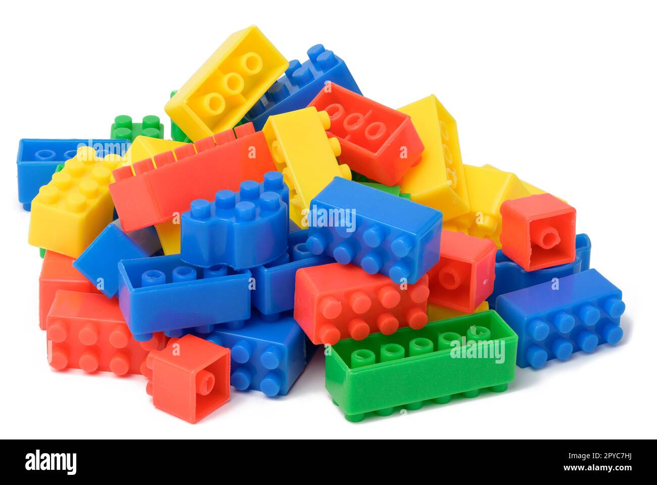 Mehrfarbige Kunststoffwürfel eines Kinderdesigners auf einem weißen isolierten Hintergrund Stockfoto