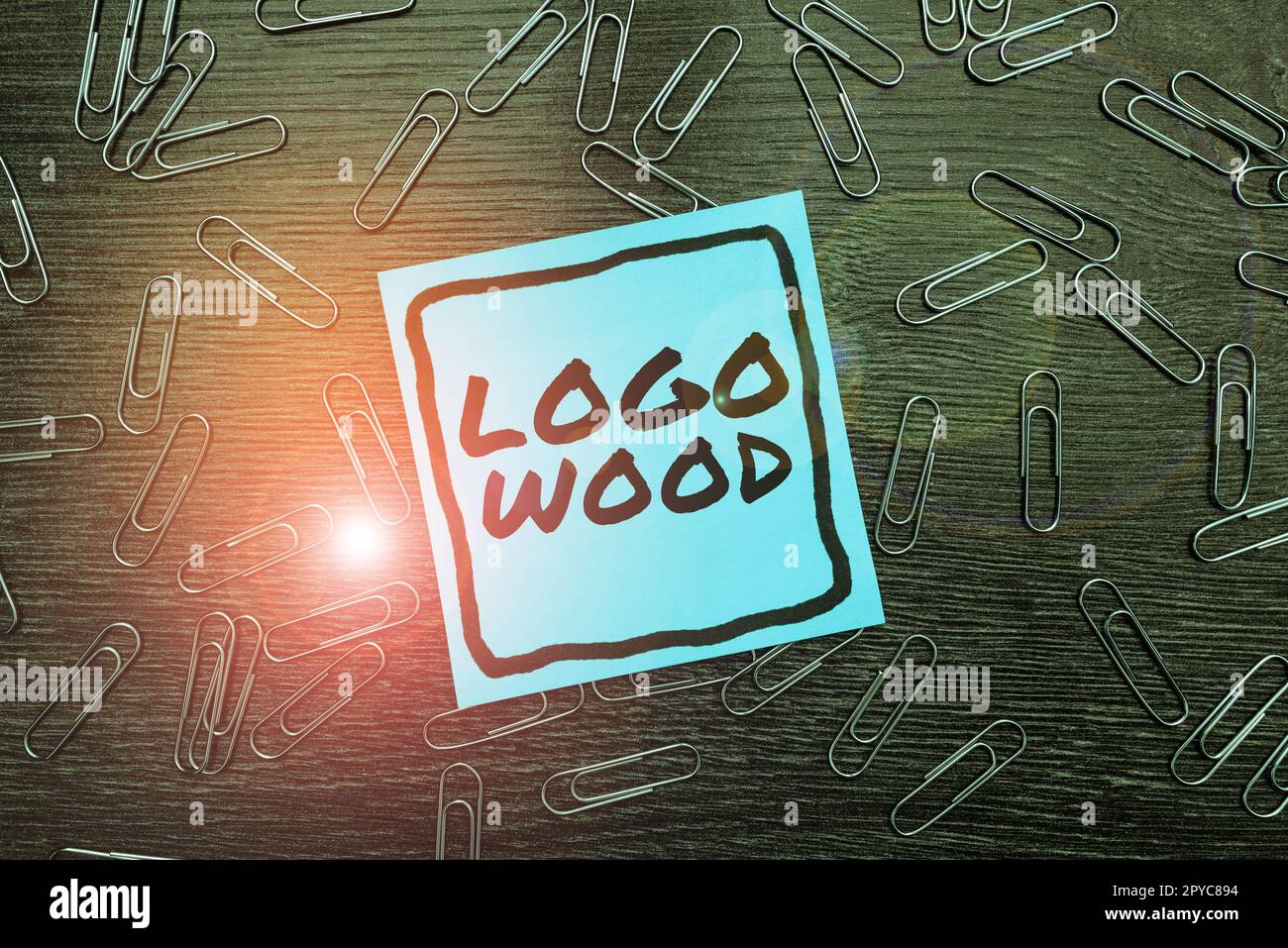 Schild mit Logo Holz. Internet-Konzept erkennbares Design oder Symbol eines Unternehmens, das auf Holz eingeschrieben ist Stockfoto