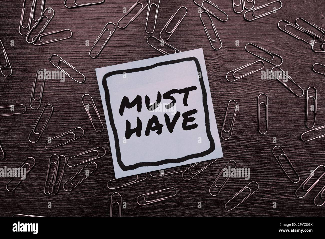 Handgeschriebenes Schild muss. Internetkonzept etwas modernes, das viele Menschen unbedingt haben wollen Stockfoto