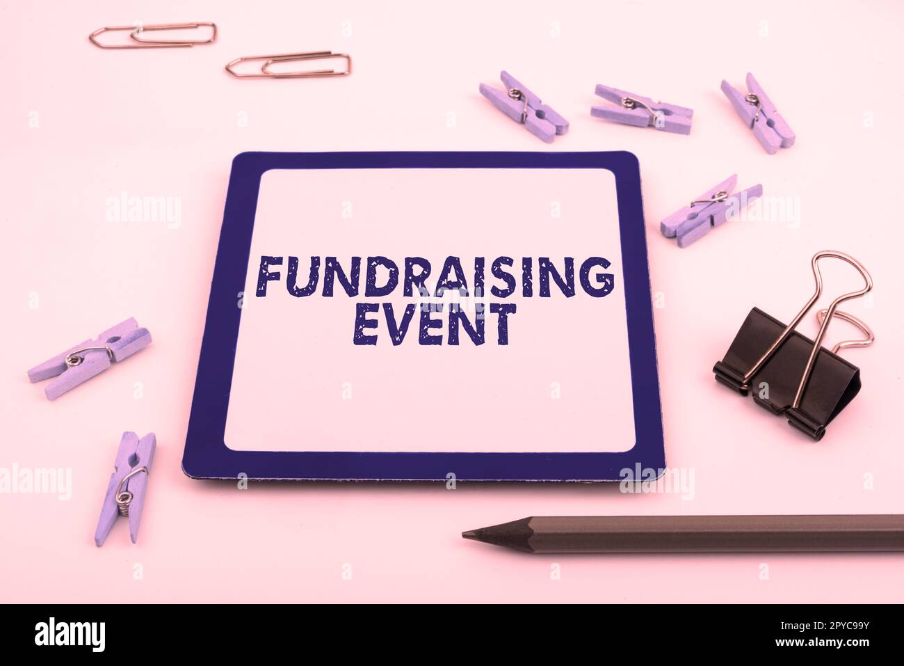Schreiben mit Anzeige des Textes „Fundraising Event“. Konzeptionelle Fotokampagne, deren Zweck es ist, Geld für eine Sache zu sammeln Stockfoto