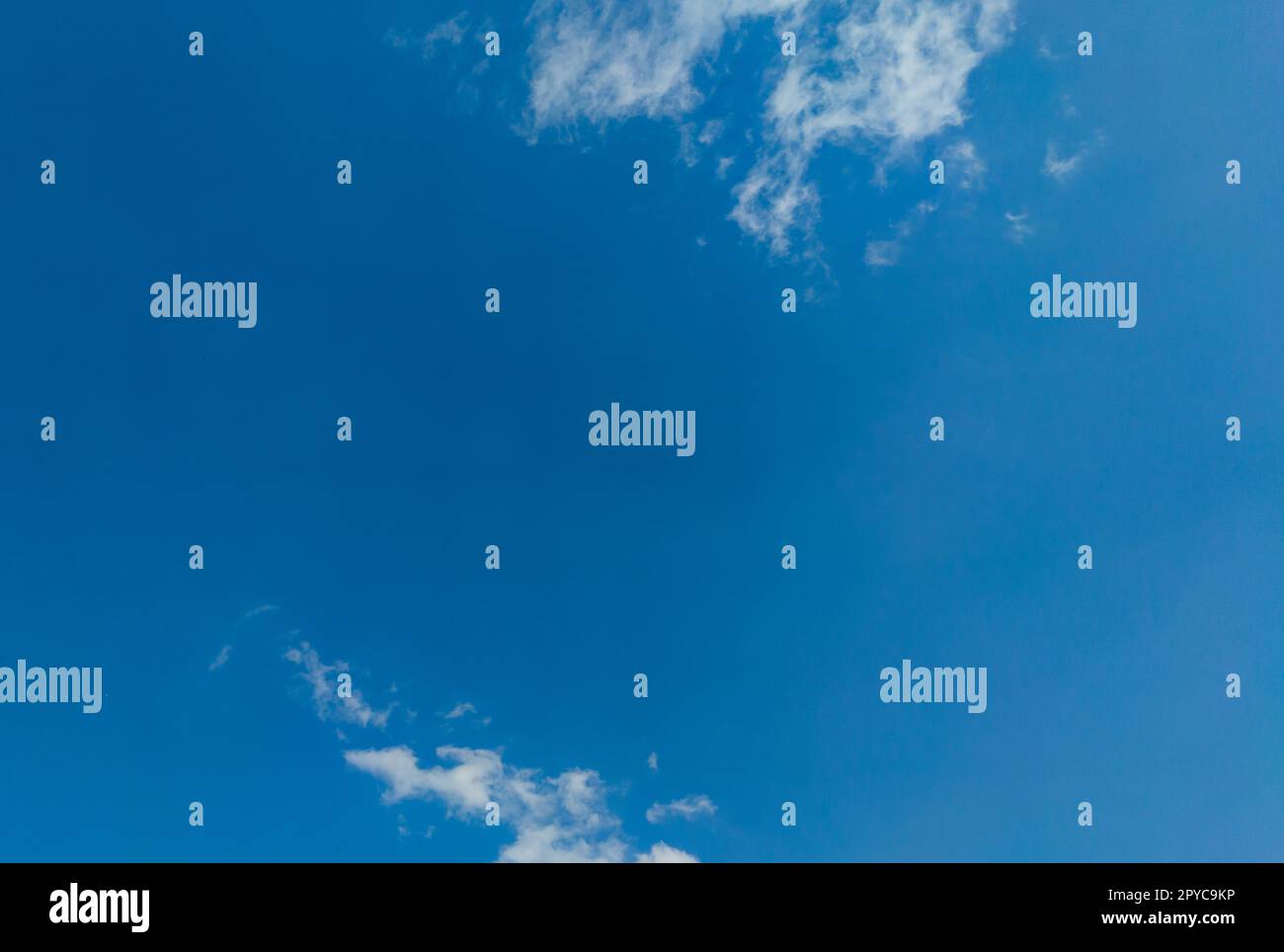 Blauer Himmel im Sommer wunderschöne Atmosphäre Hintergrund Ozon Hintergrund Stockfoto