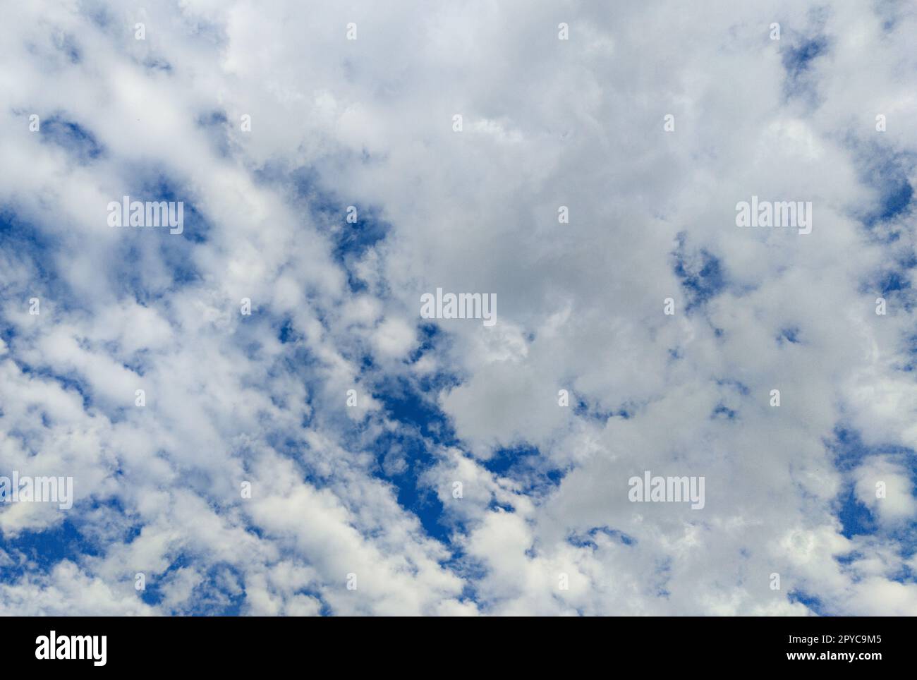 Bewölkter Himmel wunderschöne blaue Himmelslandschaft Stockfoto