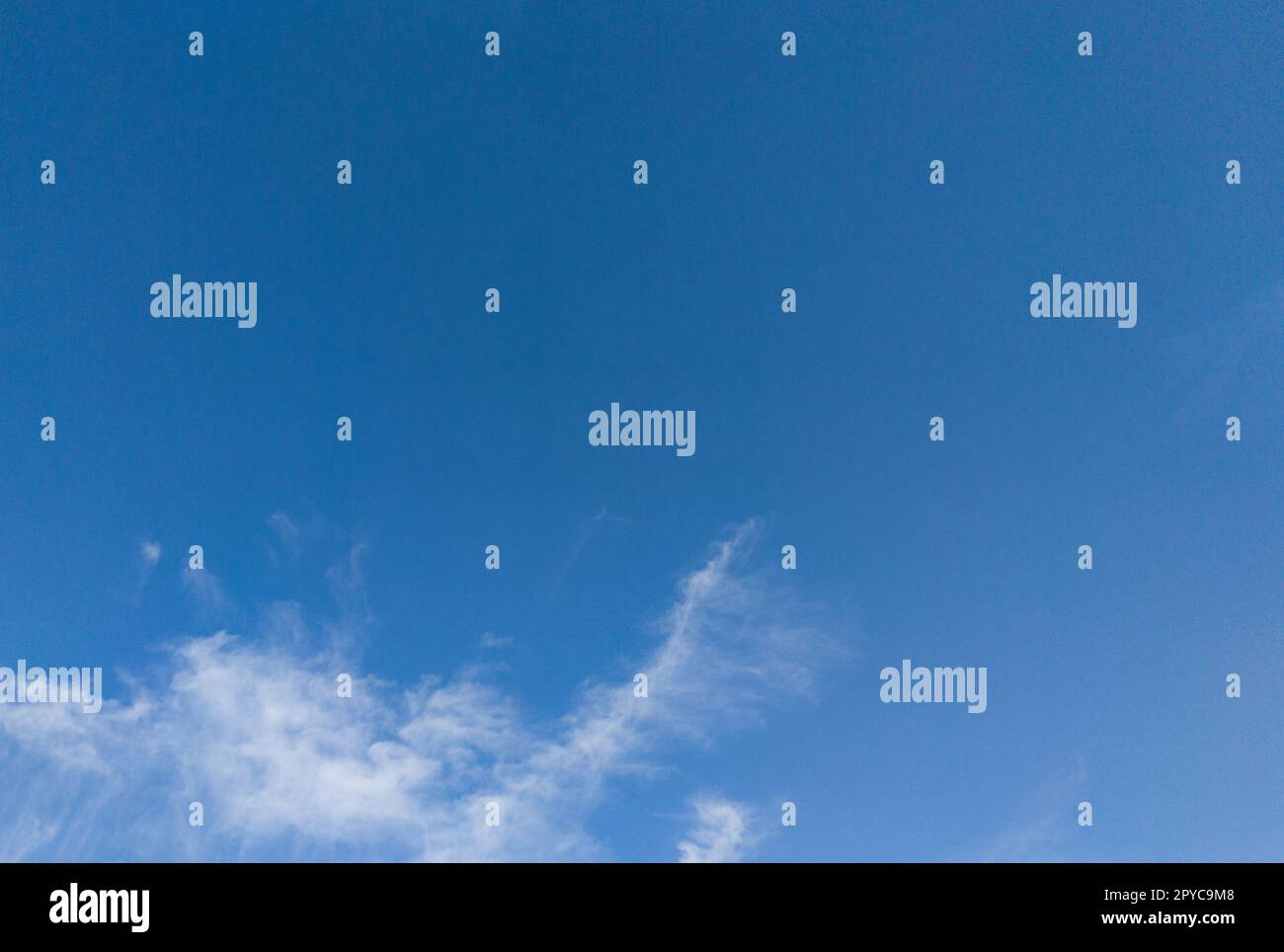 Wunderschönes blaues Himmelsdach mit Meteorologie-Skyline Stockfoto