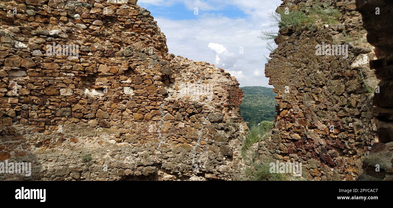 Ruinen einer alten Festung in Vrdnik, Sremska Mitrovica, Vojvodina, Serbien. Alte Steinmauern mit Bergketten im Hintergrund. Historische Sehenswürdigkeiten Stockfoto