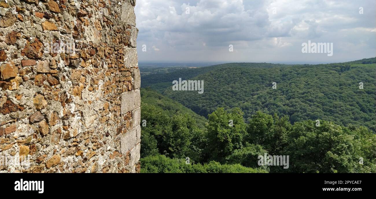 Die Mauern des alten Turms. Steinmauerwerk, das seit Jahrhunderten unter freiem Himmel steht. Sehenswürdigkeiten Serbiens. Kula. Stockfoto