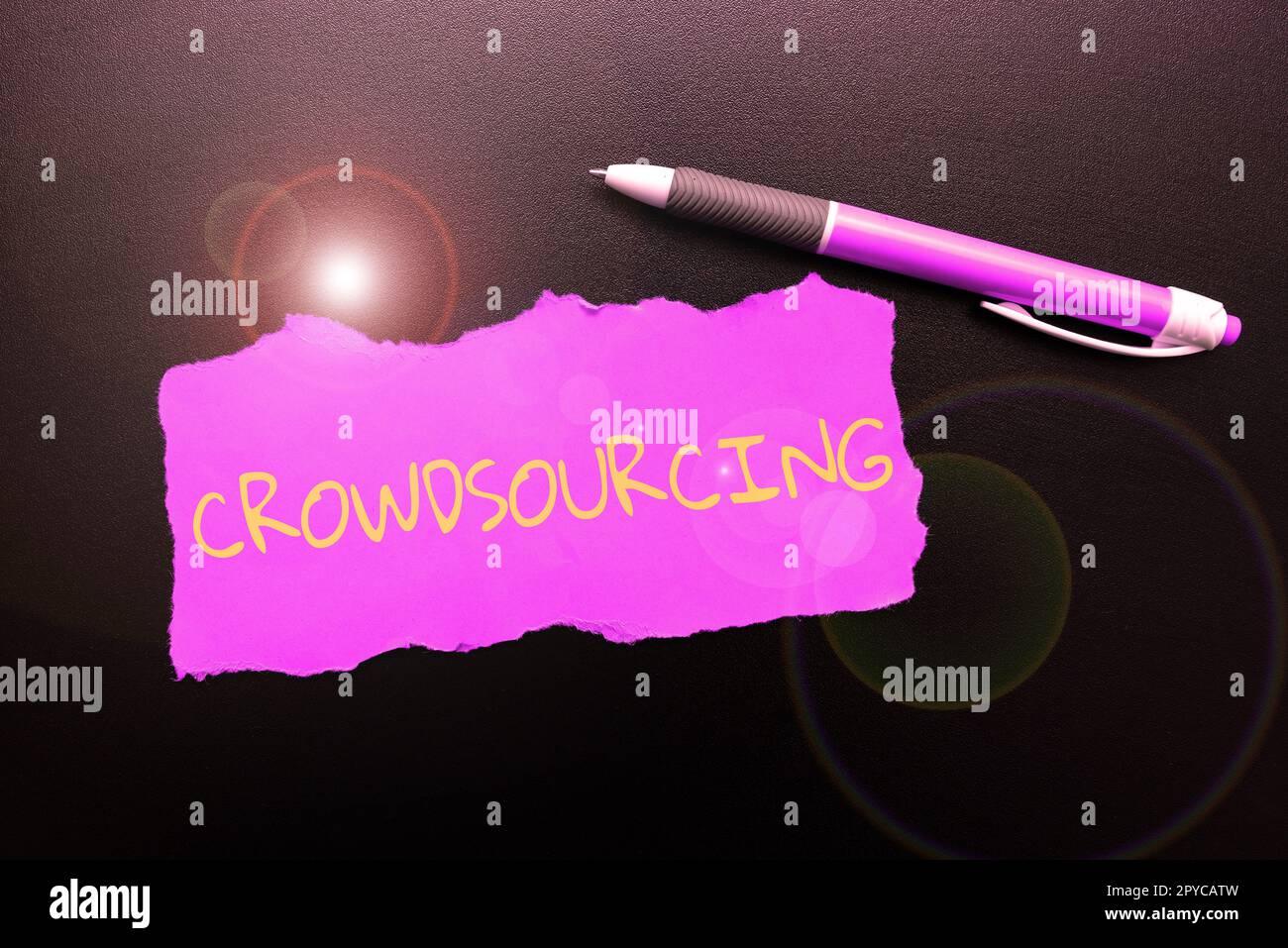 Handgeschriebenes Schild Crowdsourcing. Konzeptfoto Gewinnen von Arbeitsinformationen von einer großen Gruppe von Personen Stockfoto