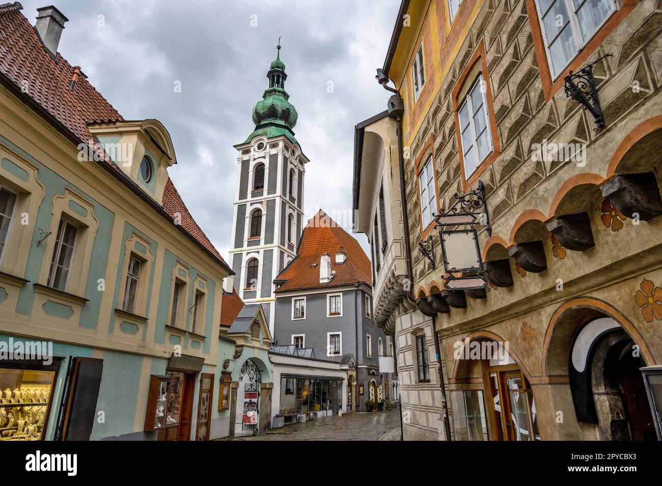 Eines der Cesky Krumlov Strassen in Latran, ein malerisches historisches Gebäude mit Sgrafito, Kirche, Tschechische republik. Stockfoto