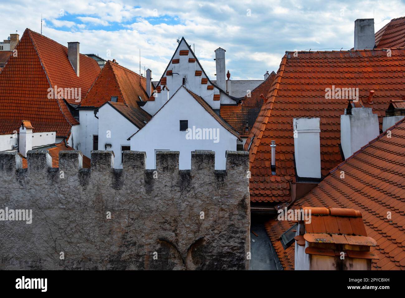 Mittelalterliches Renaissance-Gebäude und Dach im historischen Zentrum von Cesky Krumlov, Tschechische republik. Stockfoto