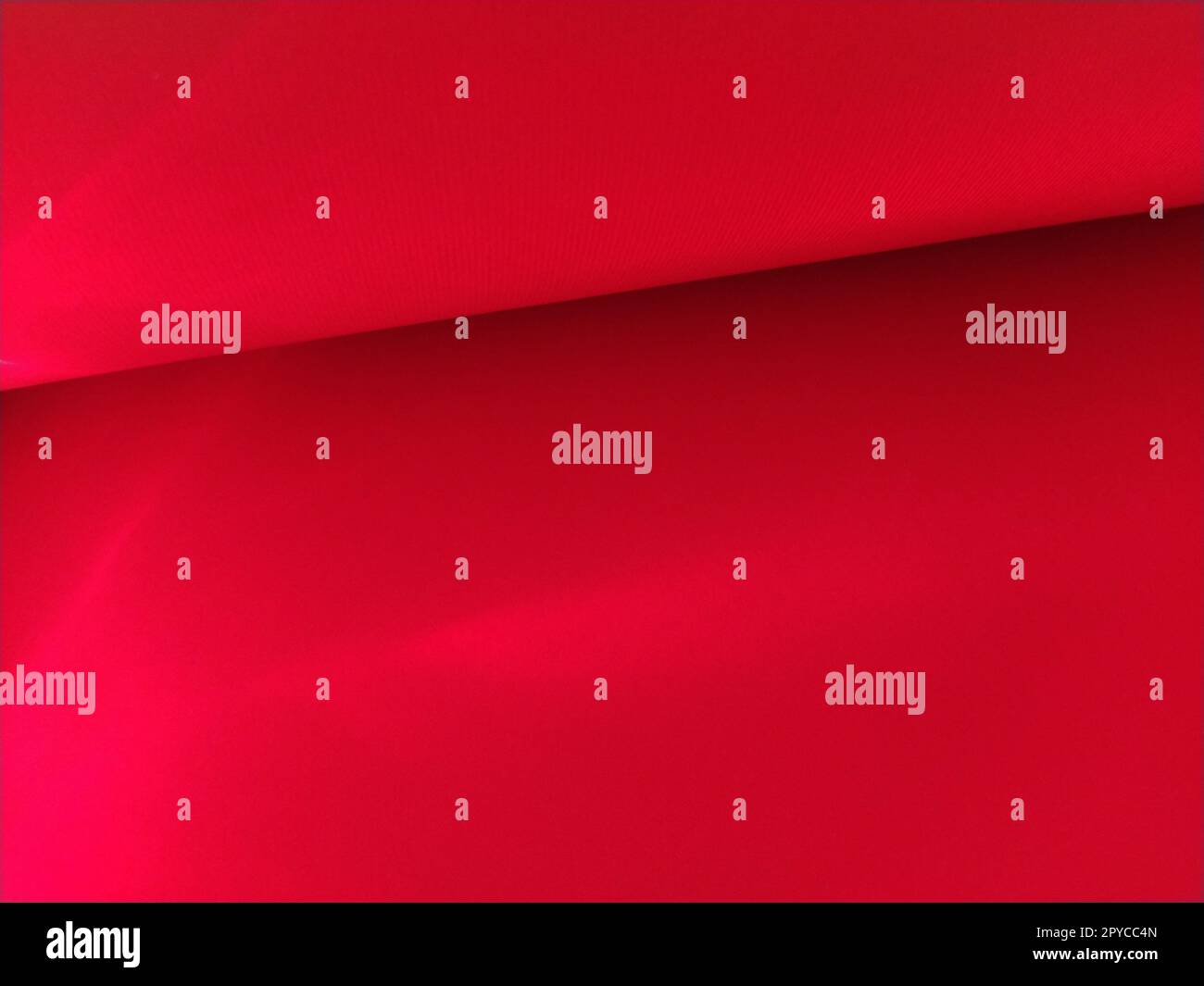 Leuchtend roter Hintergrund mit diagonalem Streifen, verschwommener Hintergrund Stockfoto