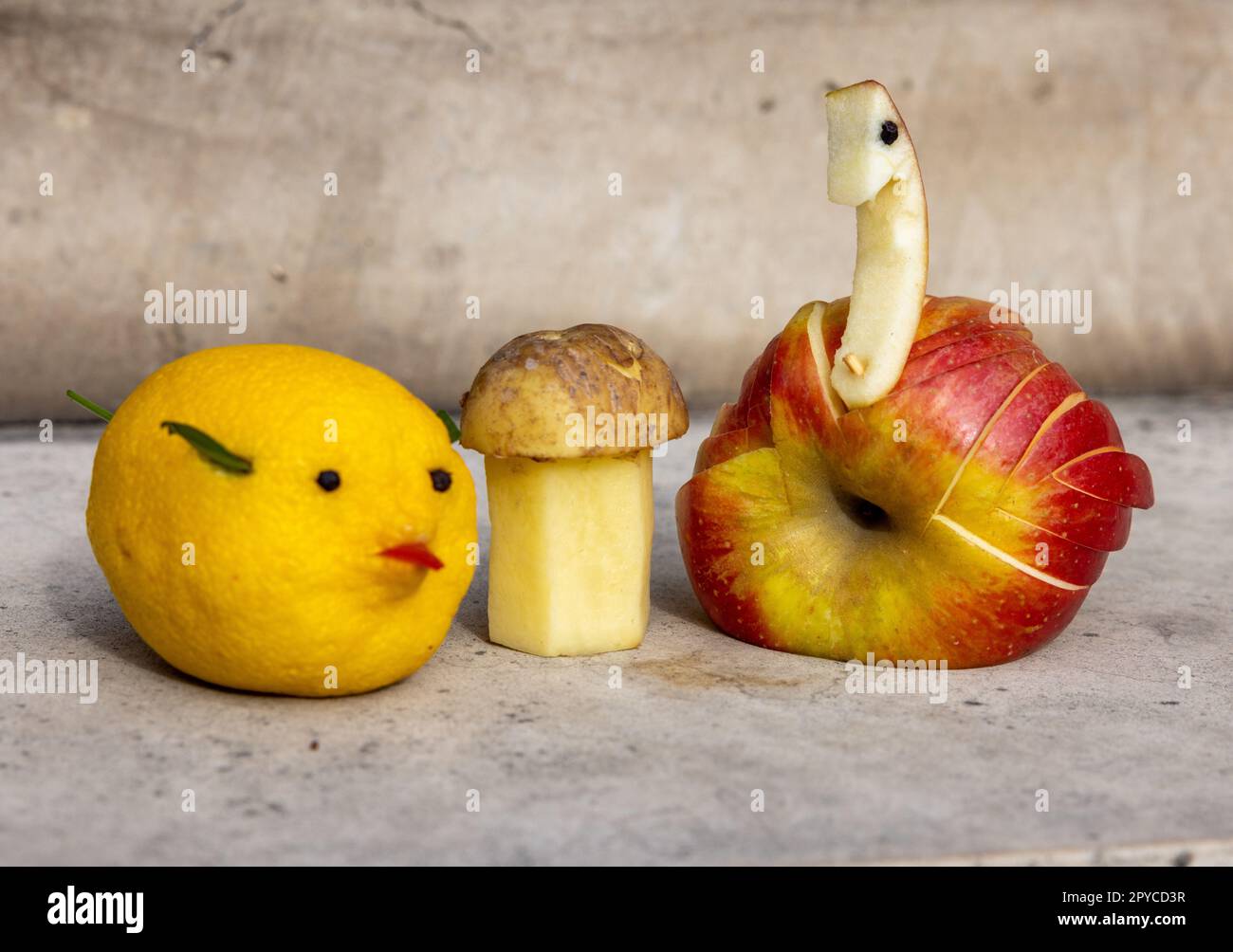Tierförmige Dekorationen aus Obst und Gemüse Stockfoto