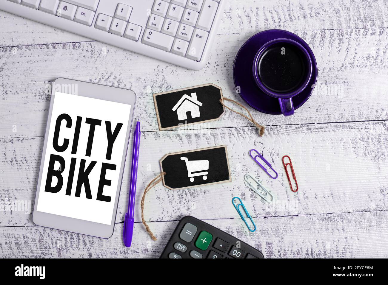 Konzeptausstellung City Bike. Wort für regelmäßige kurze Fahrten durch ebenso flache Stadtgebiete Stockfoto