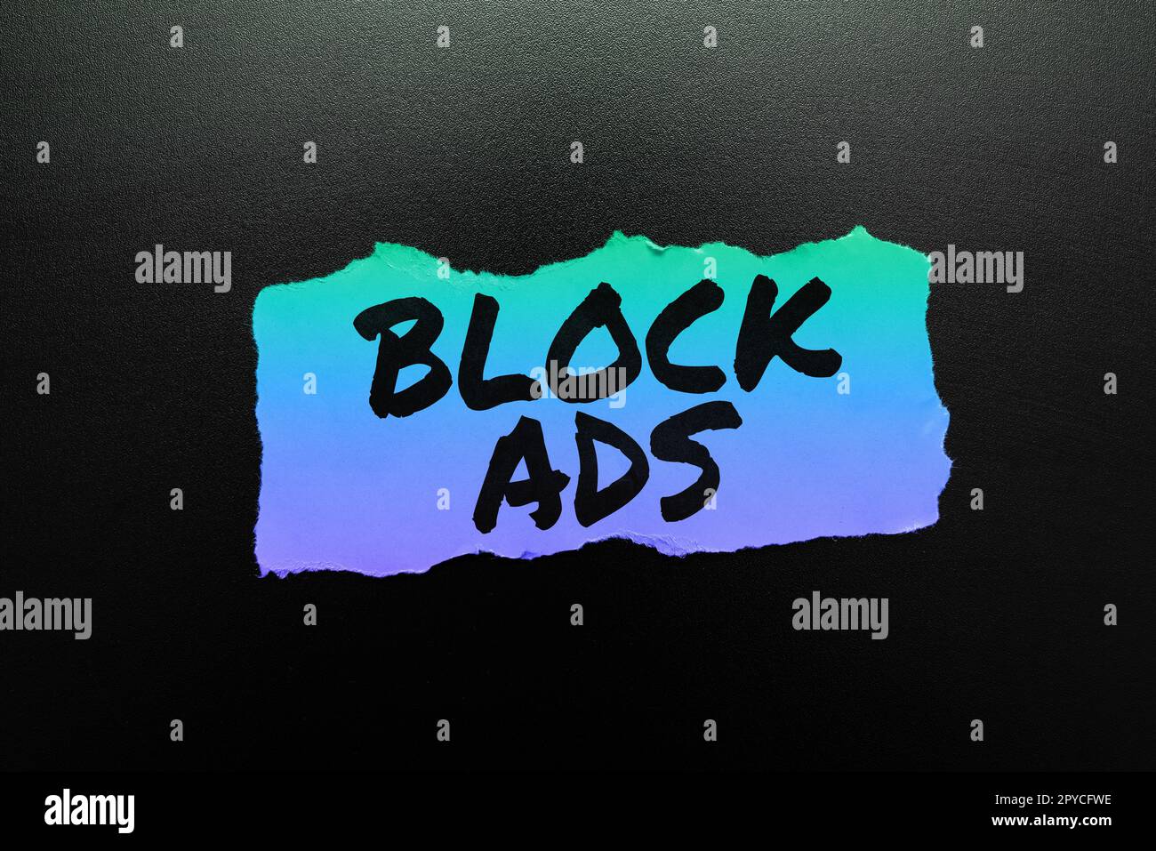 Handgeschriebene Schilder für Blockwerbung. Konzeptionelles Fotoprogramm, das verschiedene Arten von Werbung aus dem Web entfernt Stockfoto