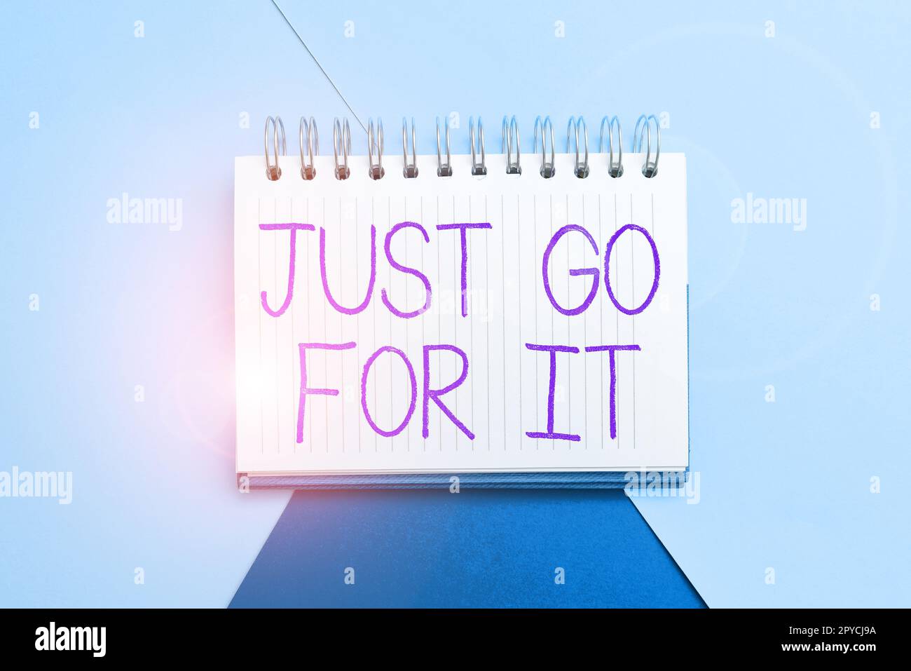 Schild mit der Aufschrift „Just Go for IT“. Das Konzept des Internets Motivation, etwas zu tun, hat Disziplin Stockfoto