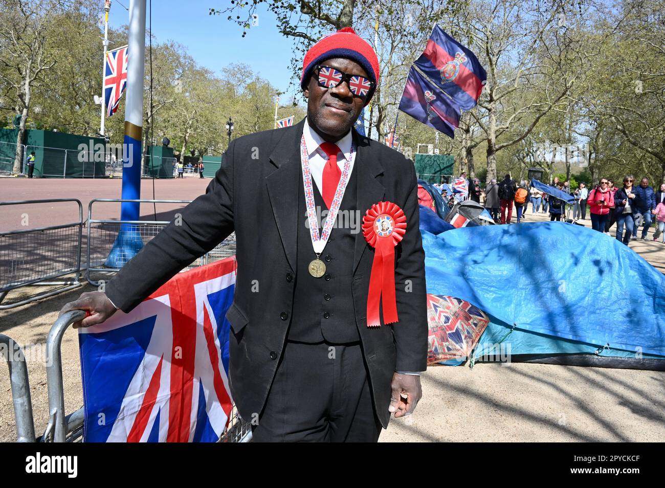 London, Großbritannien. Royal Superfans on the Mall freuen sich auf die Feierlichkeiten am Samstag. London bereitet sich auf die Krönung von König Karl III. Und Königin Camilla am 6. Mai 2023 vor. Stockfoto