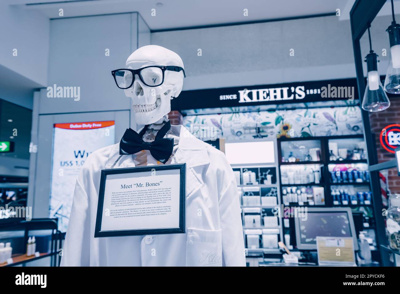 19. Januar 2023, Dubai, Vereinigte Arabische Emirate: Herr Bones im Kiehls Store, berühmt für seine Kosmetikprodukte Stockfoto