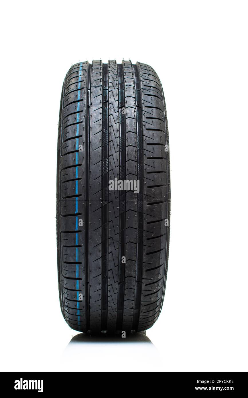Stapel von brandneuen high-Performance-Reifen auf weißen Studio sauber High-Key-Hintergrund Stockfoto