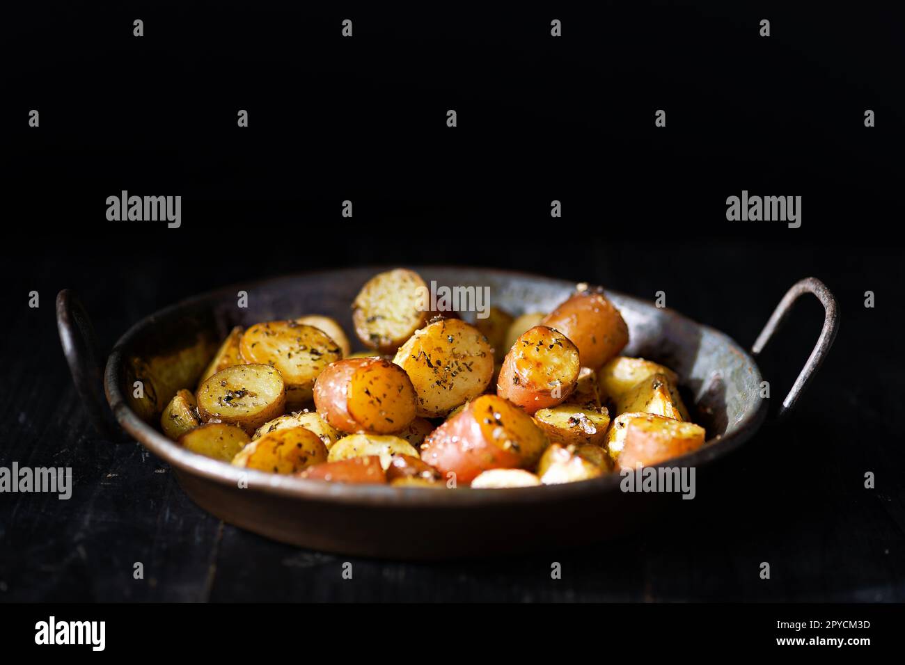 Mit Kräutern geröstete Babykartoffeln Stockfoto