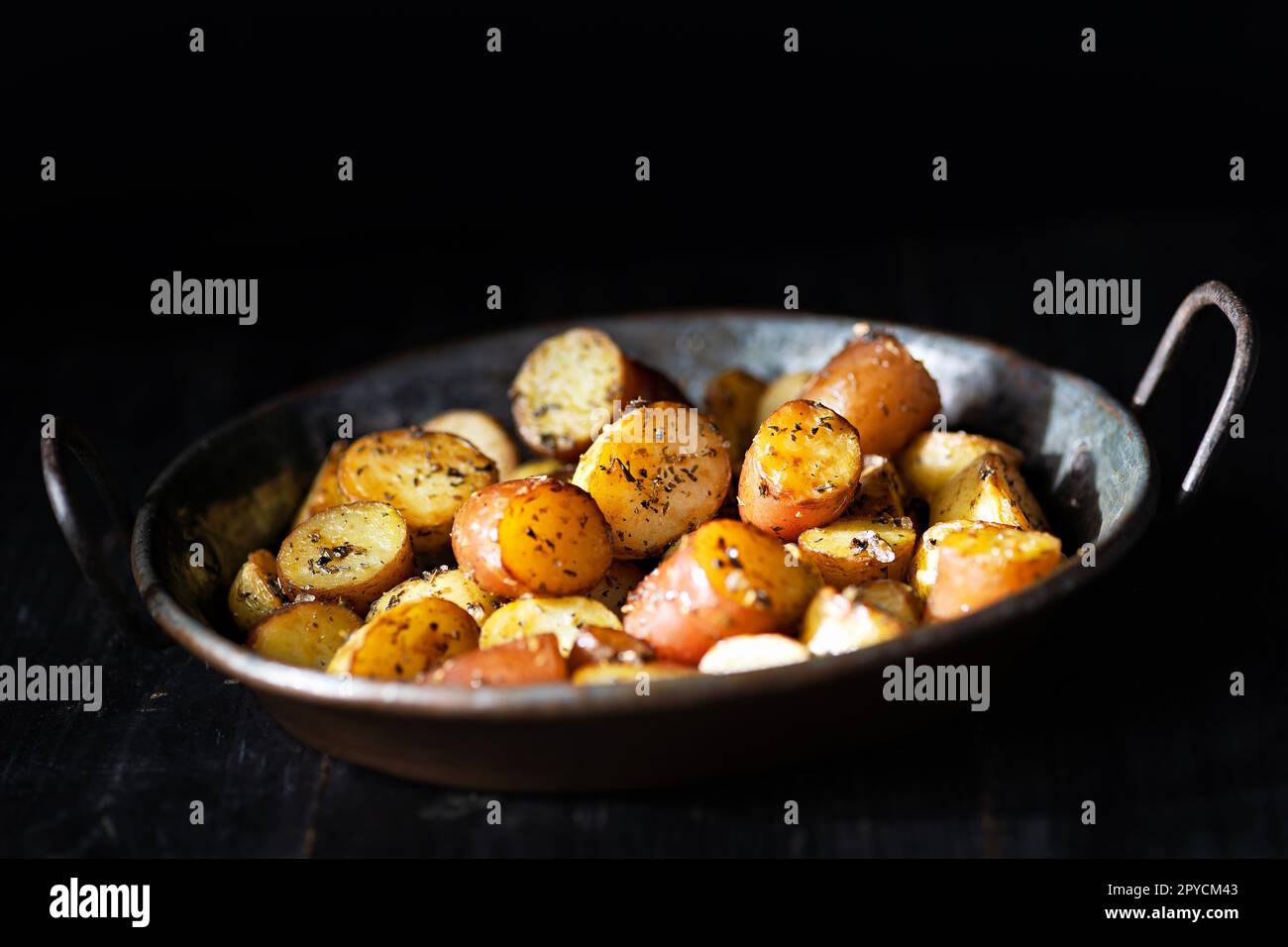Mit Kräutern geröstete Babykartoffeln Stockfoto