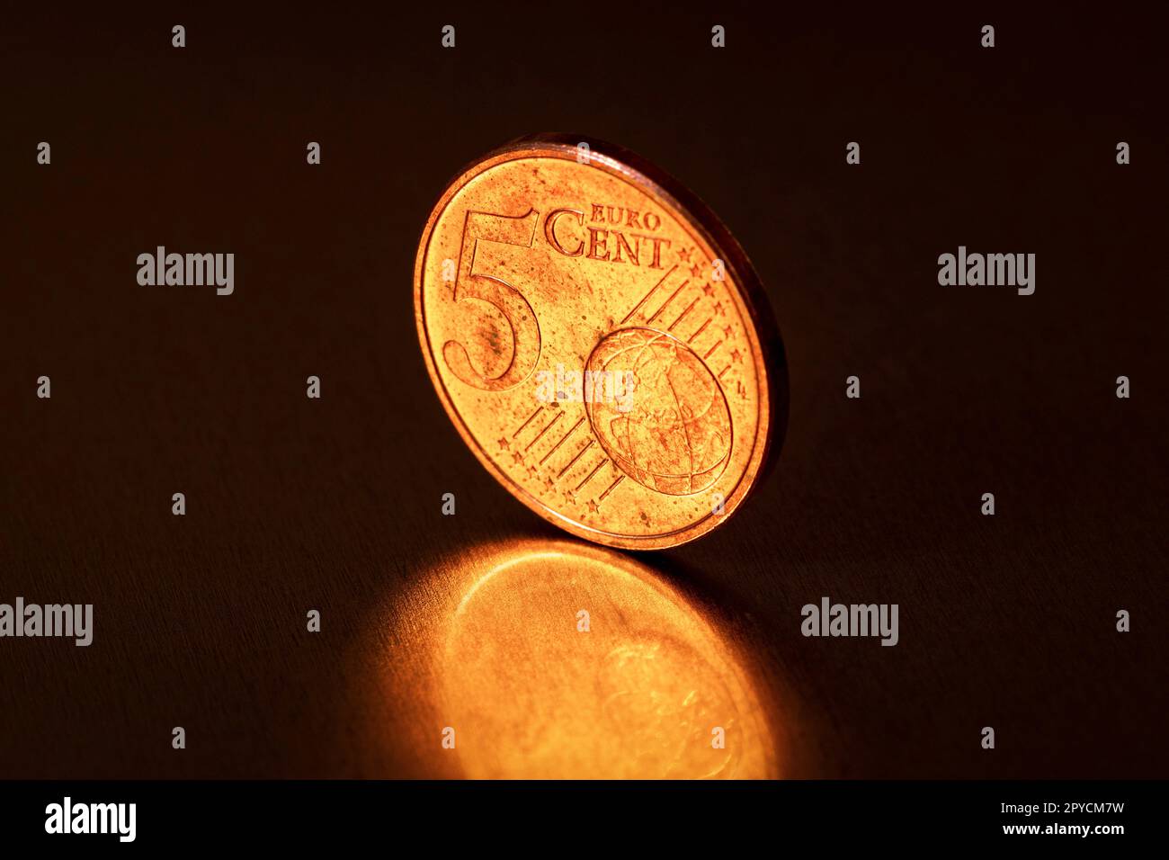 Nahaufnahme der 5-Cent-Münze auf dunklem Hintergrund Stockfoto