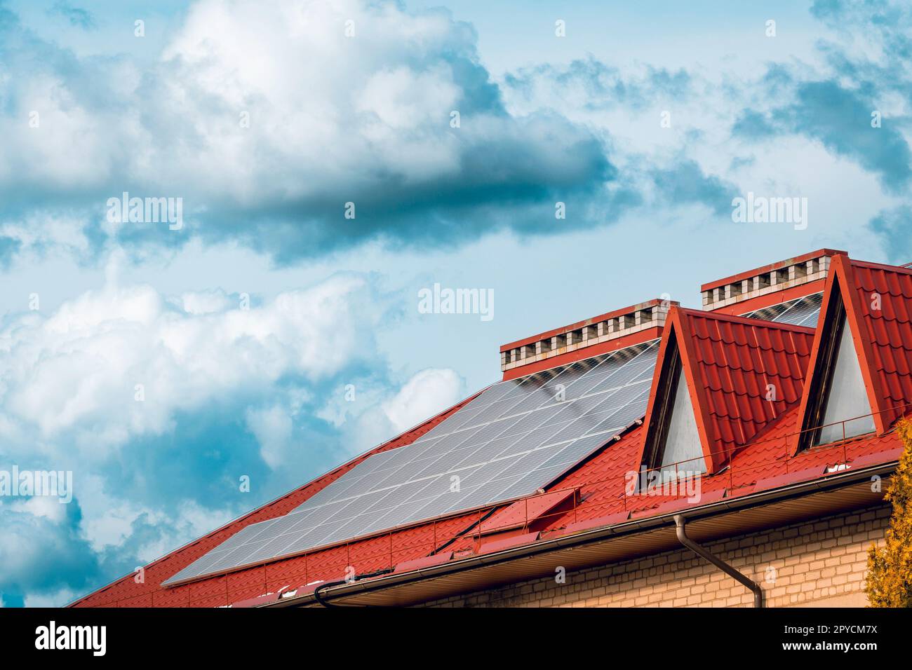 Solarpaneele in einem Haus mit rotem Dach Stockfoto