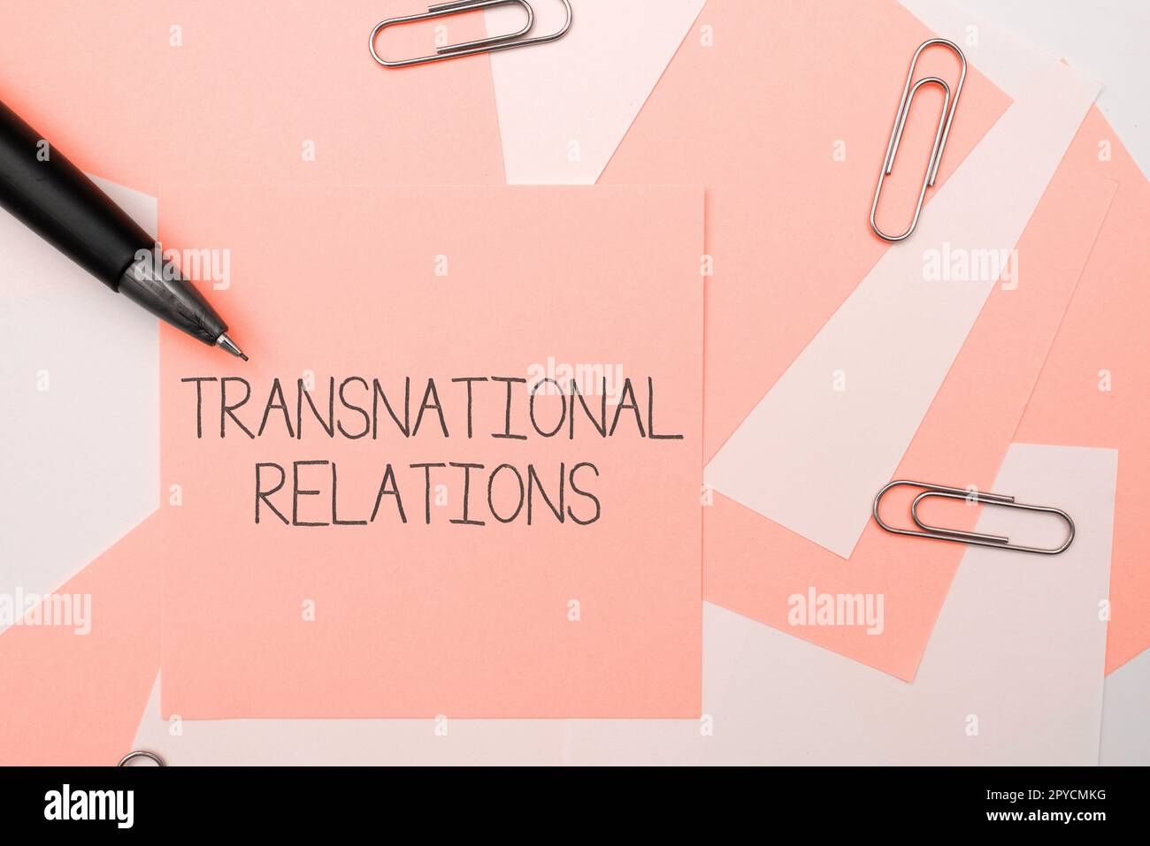 Handgeschriebenes Schild Transnational Relations. Geschäftsüberblick International Global Politics Relationship Diplomacy Stockfoto