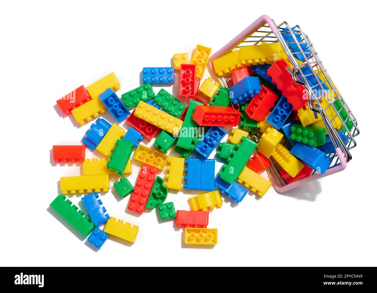 Mehrfarbige Kunststoffwürfel eines Kinderdesigners auf einem weißen isolierten Hintergrund Stockfoto