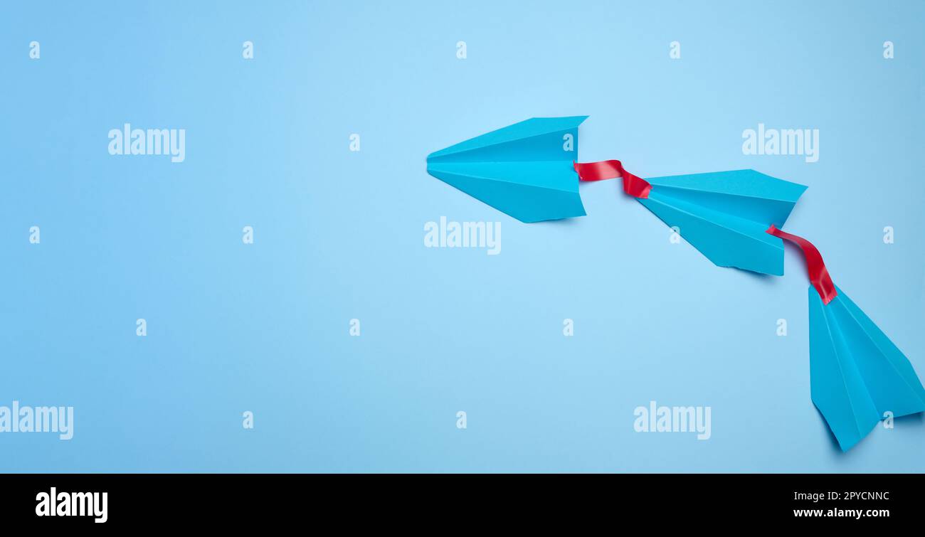 Eine Gruppe blauer Flugzeuge folgt einander, ein Konzept von Masseneinfluss und Manipulation Stockfoto