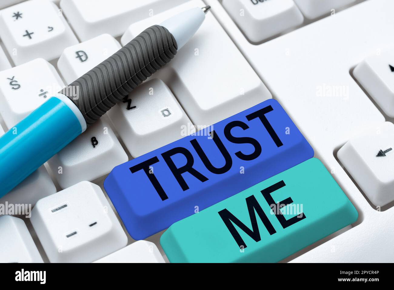 Unterschreiben Sie mit "mir vertrauen". Der Geschäftsüberblick glaubt, dass Sie Vertrauen in die Unterstützung anderer haben Stockfoto