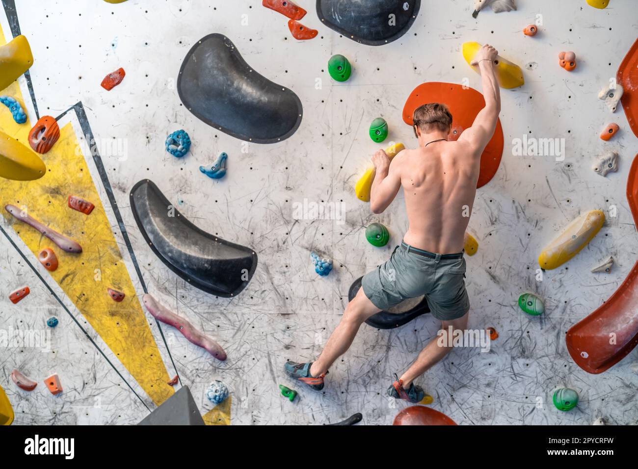 Felsbrocken auf einer künstlichen Kletterwand Stockfoto