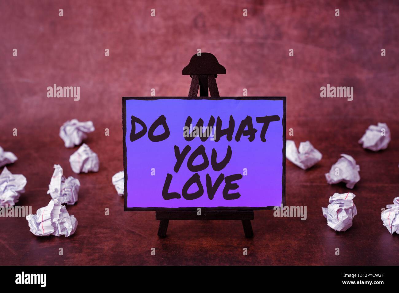 Schild mit der Aufschrift „Do What You Love“. Geschäftsidee Erleben Sie angenehme Dinge, führen Sie Aktivitäten mit Motivation aus Stockfoto