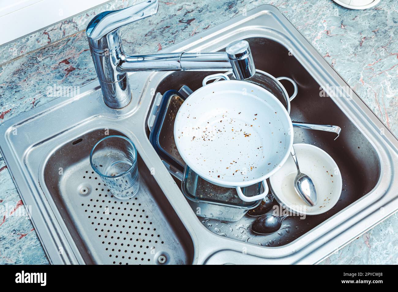Geschirrspülmaschine - ein Haufen schmutzigem Geschirr im Spülbecken Stockfoto