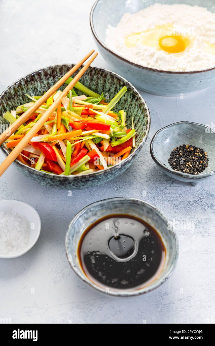 Zutaten für Gemüse-Pfannkuchen - koreanischer Pfannkuchen, koreanische Pizza - asiatische Küche Stockfoto