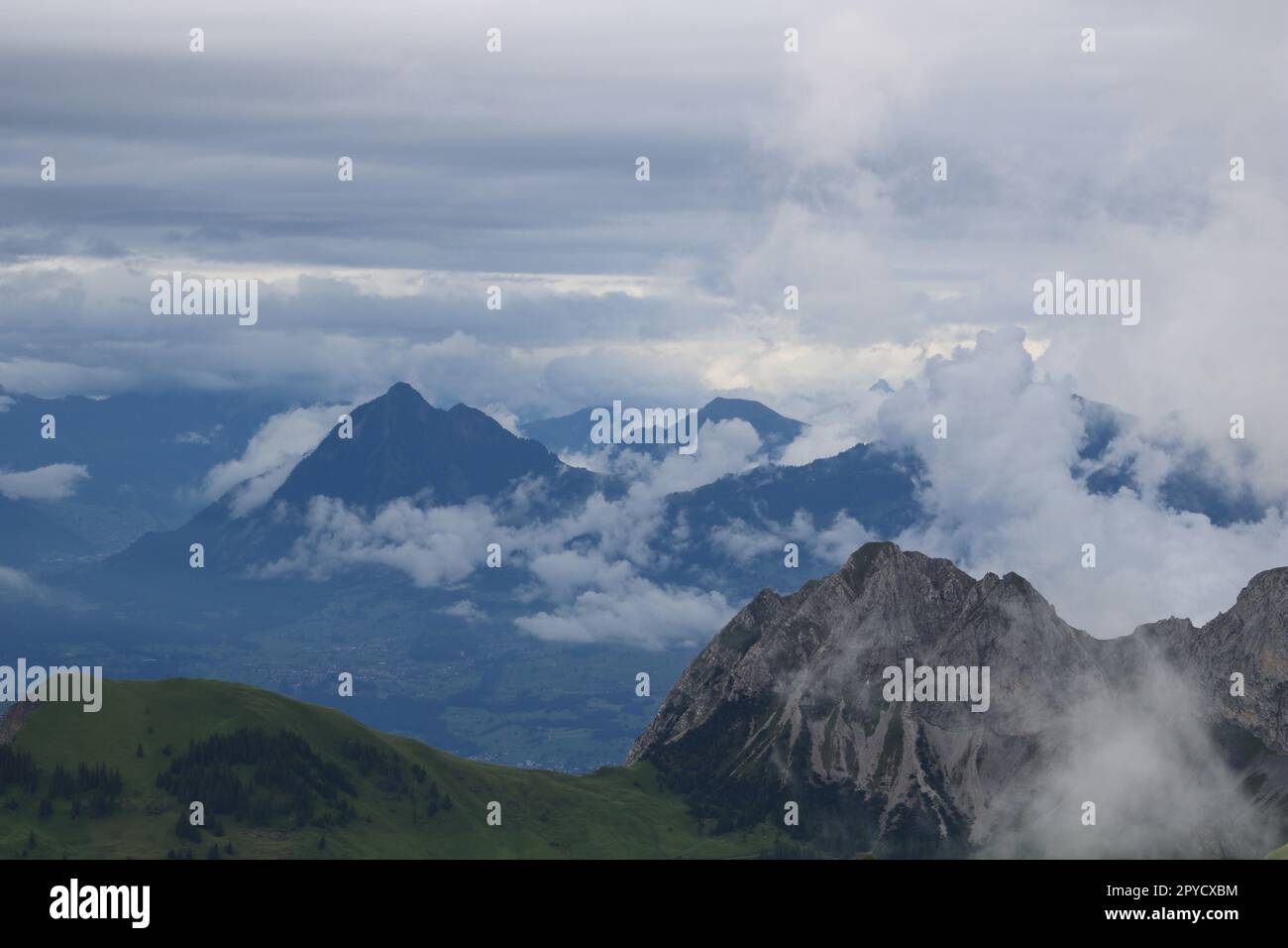 Mount Stanserhorn, umgeben von Wolken. Stockfoto