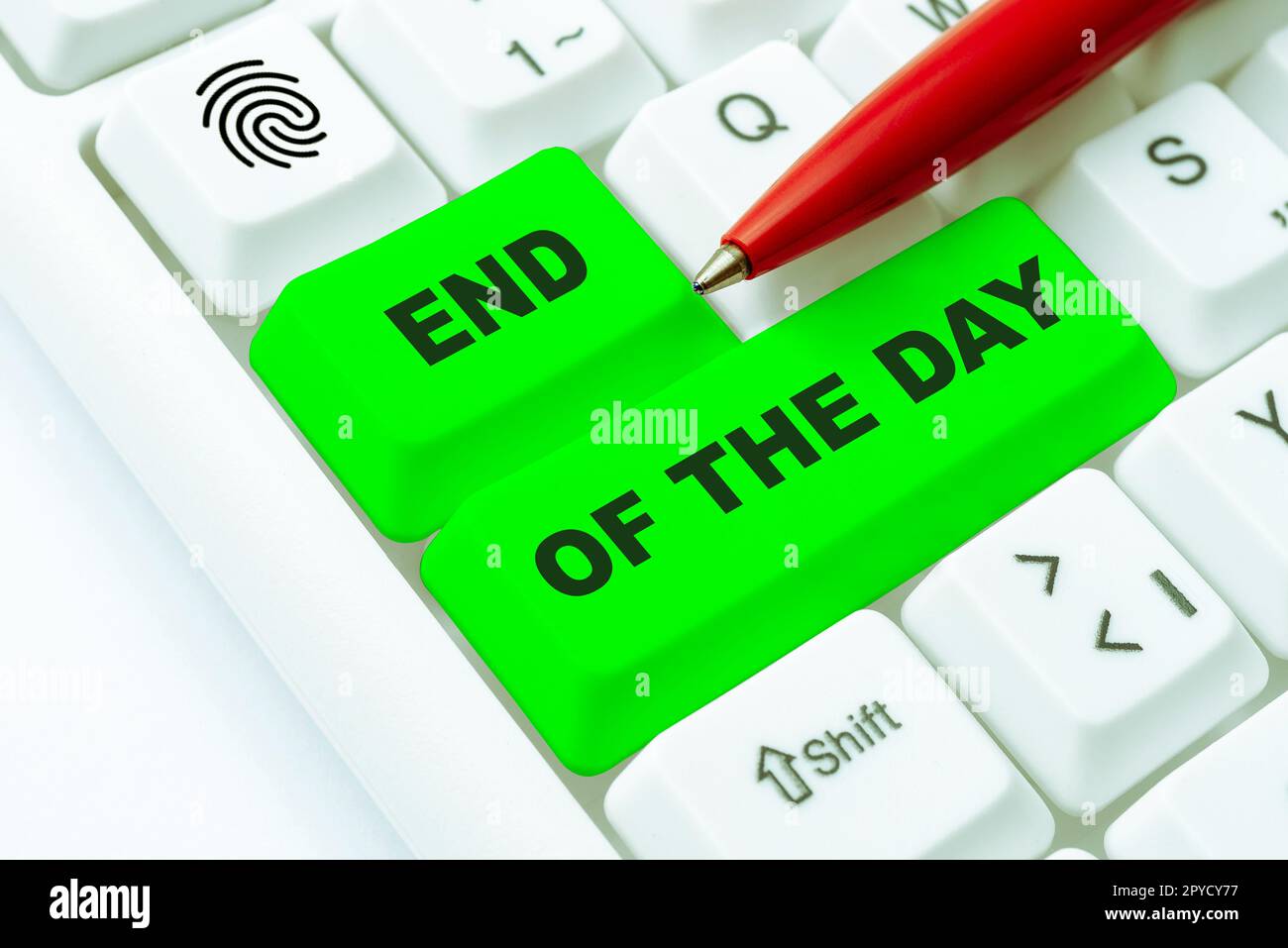 Schild mit der Aufschrift „Ende des Tages“. Ein Wort für den Abschluss der heutigen Aktivitäten, entspannende Nachtruhe Stockfoto