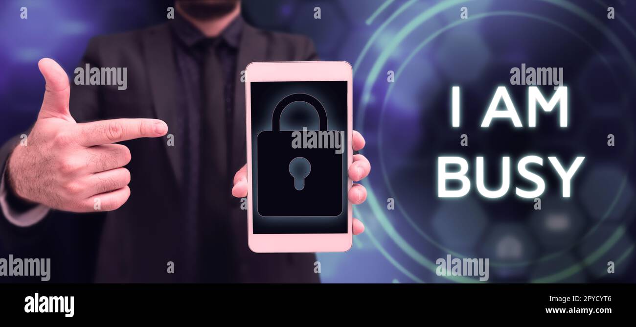 Ich schreibe mit der Hand ein Schild. Ich bin beschäftigt. Geschäftsansatz, um viel Arbeit zu erledigen, gestresst, ohne Zeit für Freizeit Stockfoto