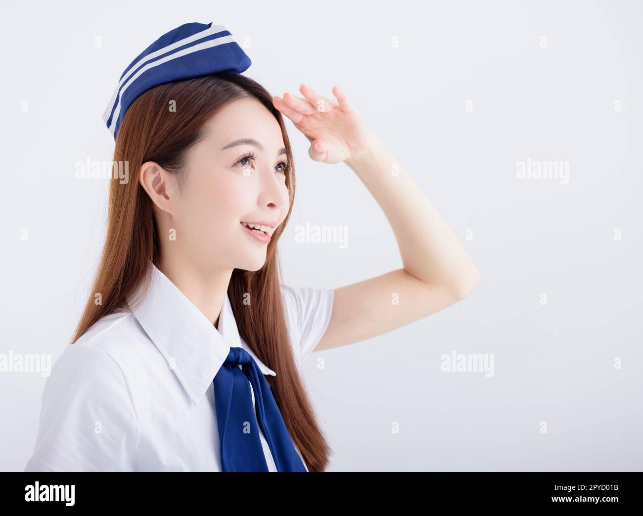 Flugzeugstewardess, junge Frau, die weit weg auf Weiß blickt Stockfoto