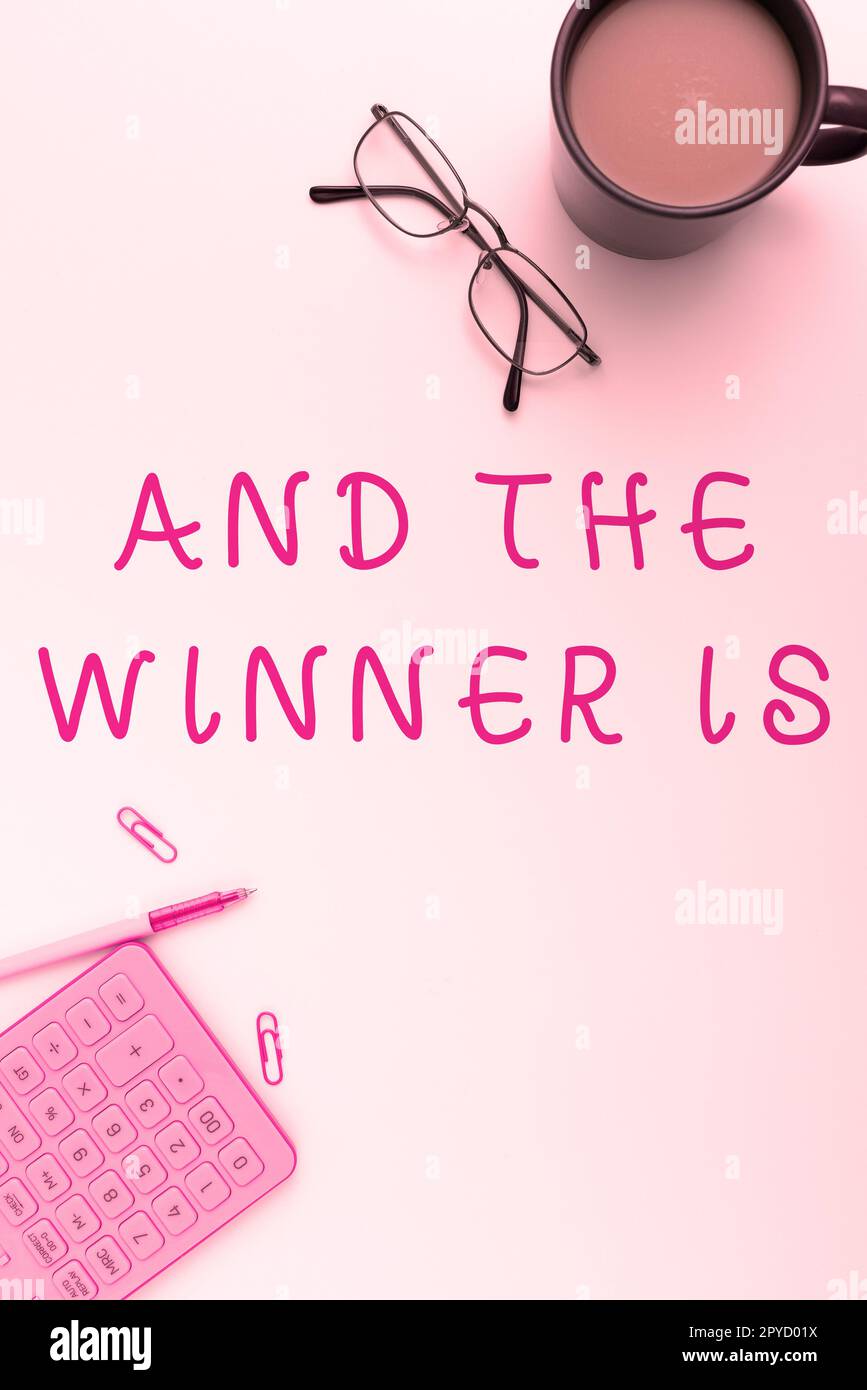Schreiben von Text und der Gewinner ist. Wort, das auf schriftlichen mündlichen Ergebnissen eines kurzen Quiz oder einer Prüfung im Internet geschrieben wurde Stockfoto