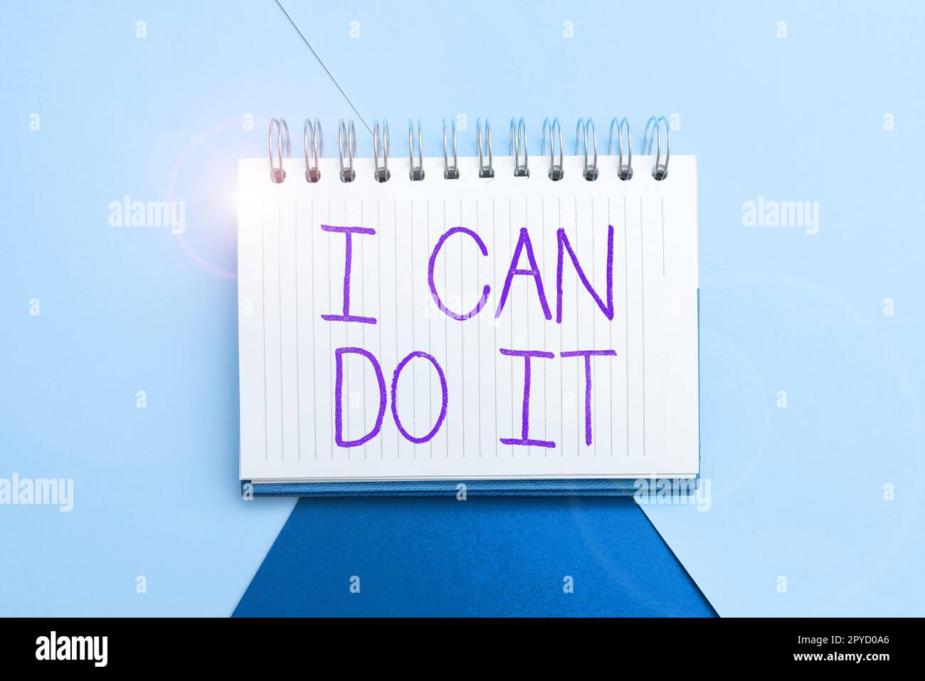 Mit der Hand ein Schild "Ich kann es tun" schreiben. Ein Wort über die Bereitschaft, Herausforderungen anzunehmen und anzunehmen, eine gute Einstellung Stockfoto