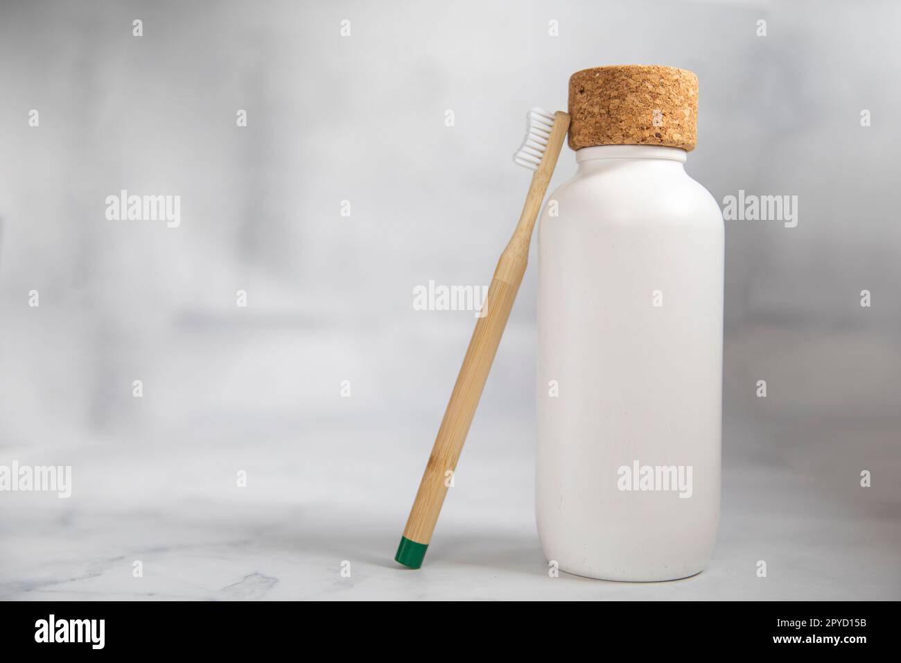 Umweltfreundliche, nachhaltige Wasserflasche kein Kunststoff, keine Abfälle, nachhaltiger Lebensstil. Auswahl Kunststofffreie Artikel Alternative zum Einmalgebrauch. Zerknitterte Plastikflasche und Glasflasche auf pastellblauem Hintergrund. Speicherplatz kopieren Stockfoto