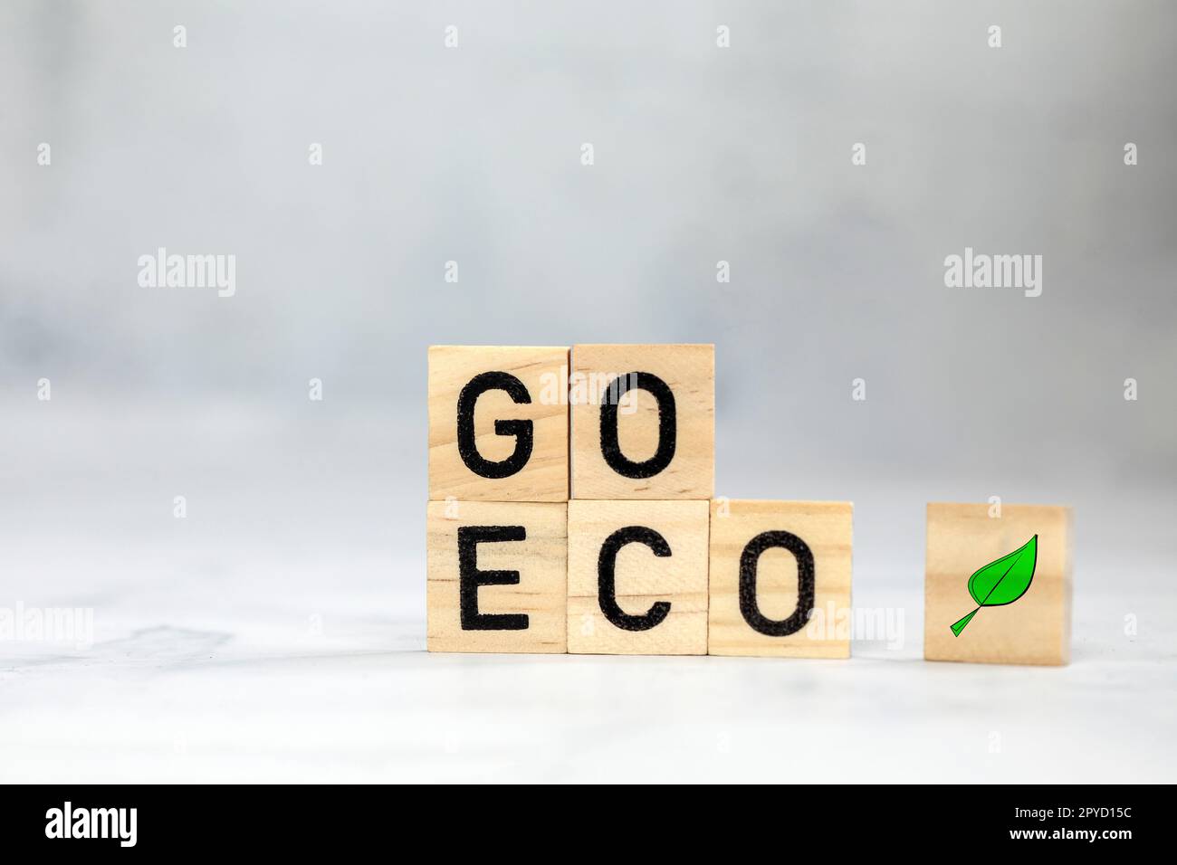 ÖKO-Text auf Holzwürfeln als umweltfreundliches Geschäftskonzept mit Kopierraum Stockfoto