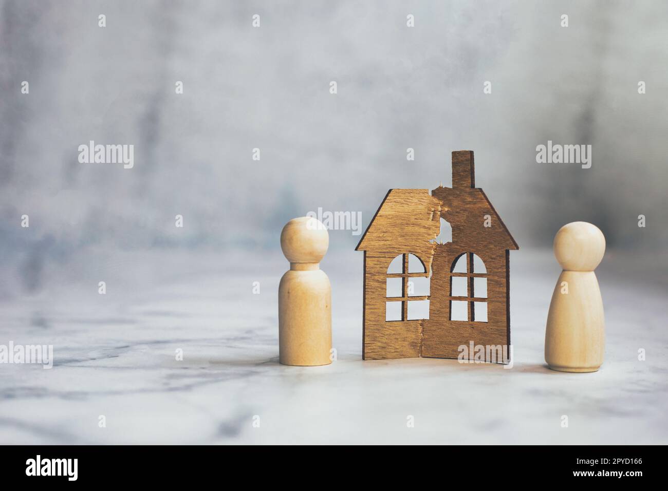 Scheidung, Eigentumsaufteilung, Armut und kein Geld. Zerbrochenes Haus aus Holz auf hellem Hintergrund. Hypothek, Miete, maklerkonzept Kopierraum für Text Stockfoto