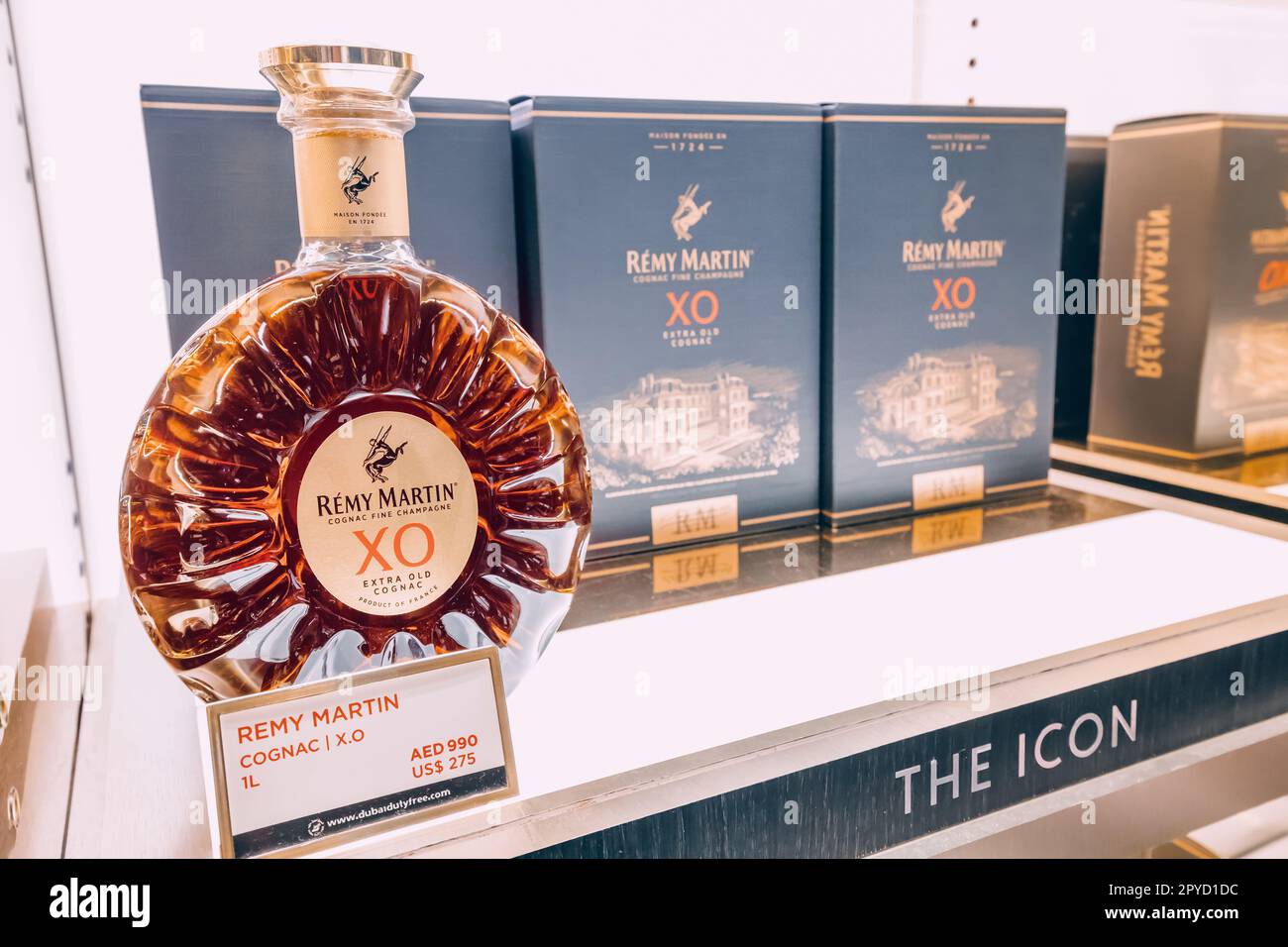20 Januar 2023, Dubai, Vereinigte Arabische Emirate: Sehr teurer und luxuriöser Remy Martin XO Cognac im Flughafen Duty Free Stockfoto